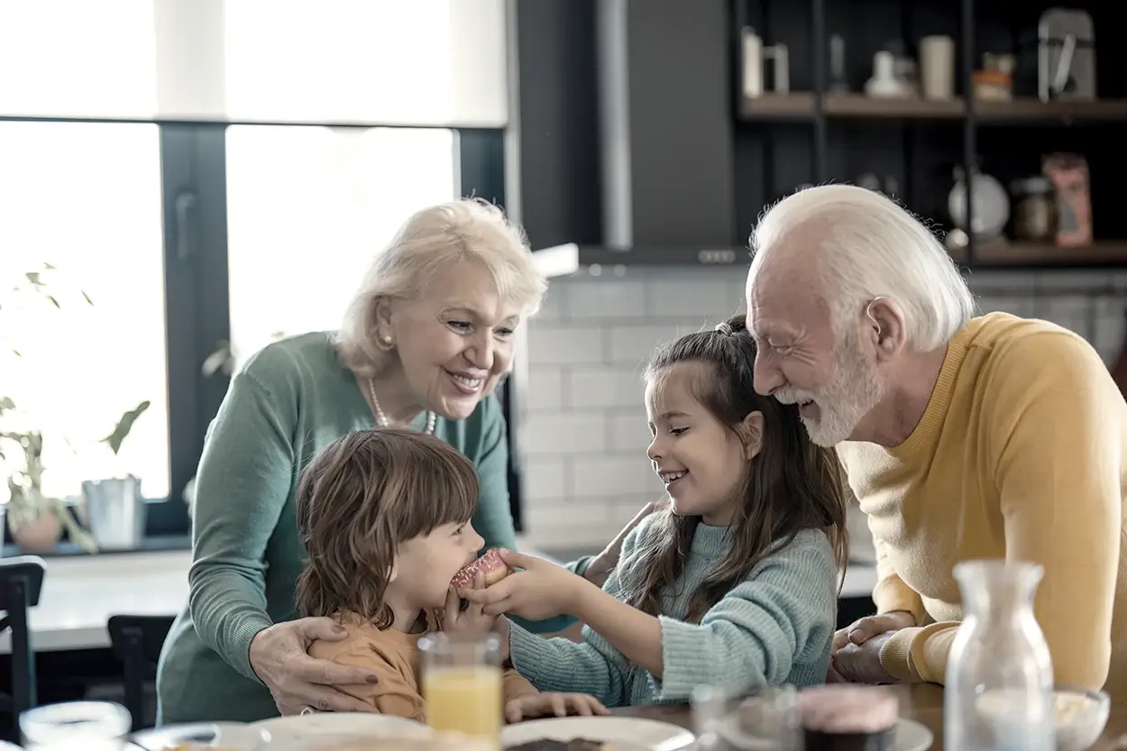 Älteres Ehepaar beim Essen mit seinen Enkelkindern